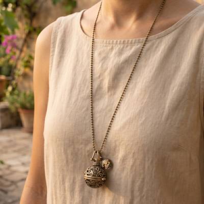 Kette mit Klangkugel – Engel Halskette als Schutzengel Schmuck in Bronze, rosa Kugel