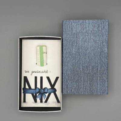 Originelles Geschenk für Leute, die sich nichts wünschen – Geldgeschenk mit Jeansoptik & blauer Schleife