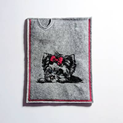 Hülle für Heimtierausweis & Impfausweis aus Filz – Hundemädchen mit roter Schleife, grau