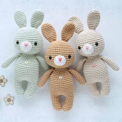 Häschen Mini (18 cm) handgehäkelt – Erstes Kuscheltier aus reiner Baumwolle – Geschenk zur Geburt & Taufe – Wunschfarbe