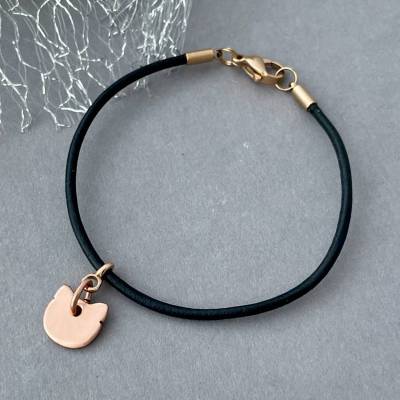 Minimalistisches Lederarmband mit Katze, handgefertigter Kupfercharm