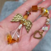 Suncatcher mit Engel Sonnenfänger cognac & goldfarben – handgemachte funkelnde Fensterdeko, Geschenk