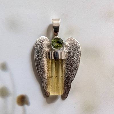 Peridot Goldberyll Kristall Engel Anhänger mit Silber