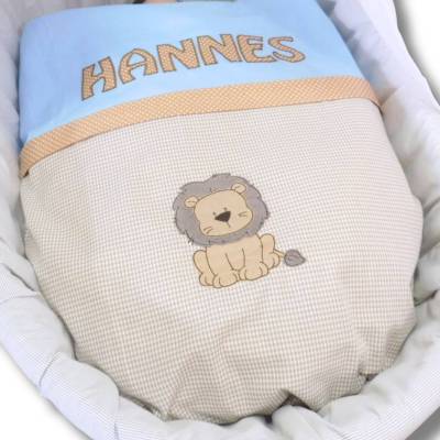 Kissenbezug 80x80 – Löwe Motiv, personalisierbar mit Namen – Kinderwagenbezug, Babydecke, Decke für Stubenwagen