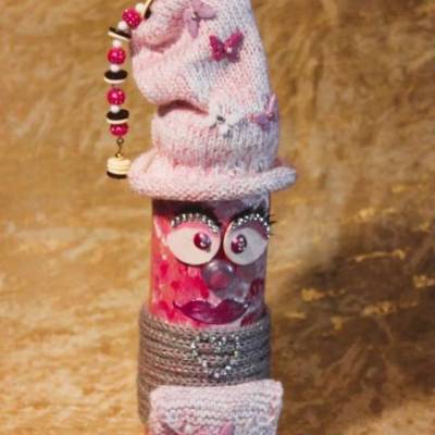 Geldgeschenk Dekofigur TASCHENWICHTEL Weihnachtswichtel witzige Upcyclingfigur aus Weinflasche, gestrickte Accessoires