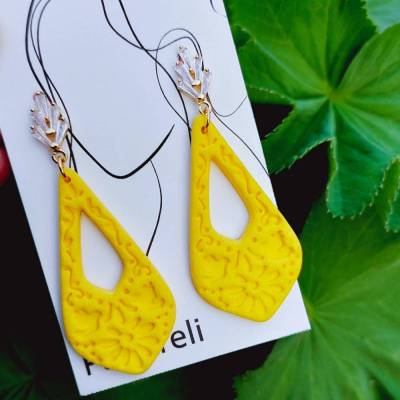 Ohrstecker mit floralen Anhängern aus PolymerClay