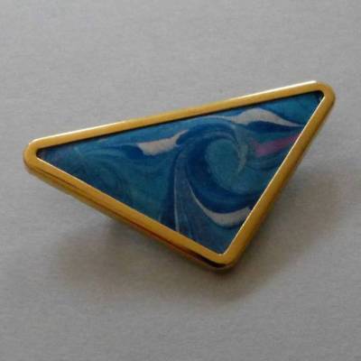 Brosche mit dreieckiger Form, Seide handbemalt in blau und türkis, Metallrahmen Efcogoldfarben, Anstecknadel