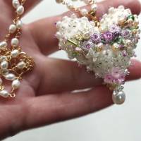 Herz Anhänger beidseitig mit Blüten bestickt Barockperle – Perlenkette Collier Brautschmuck Handarbeit