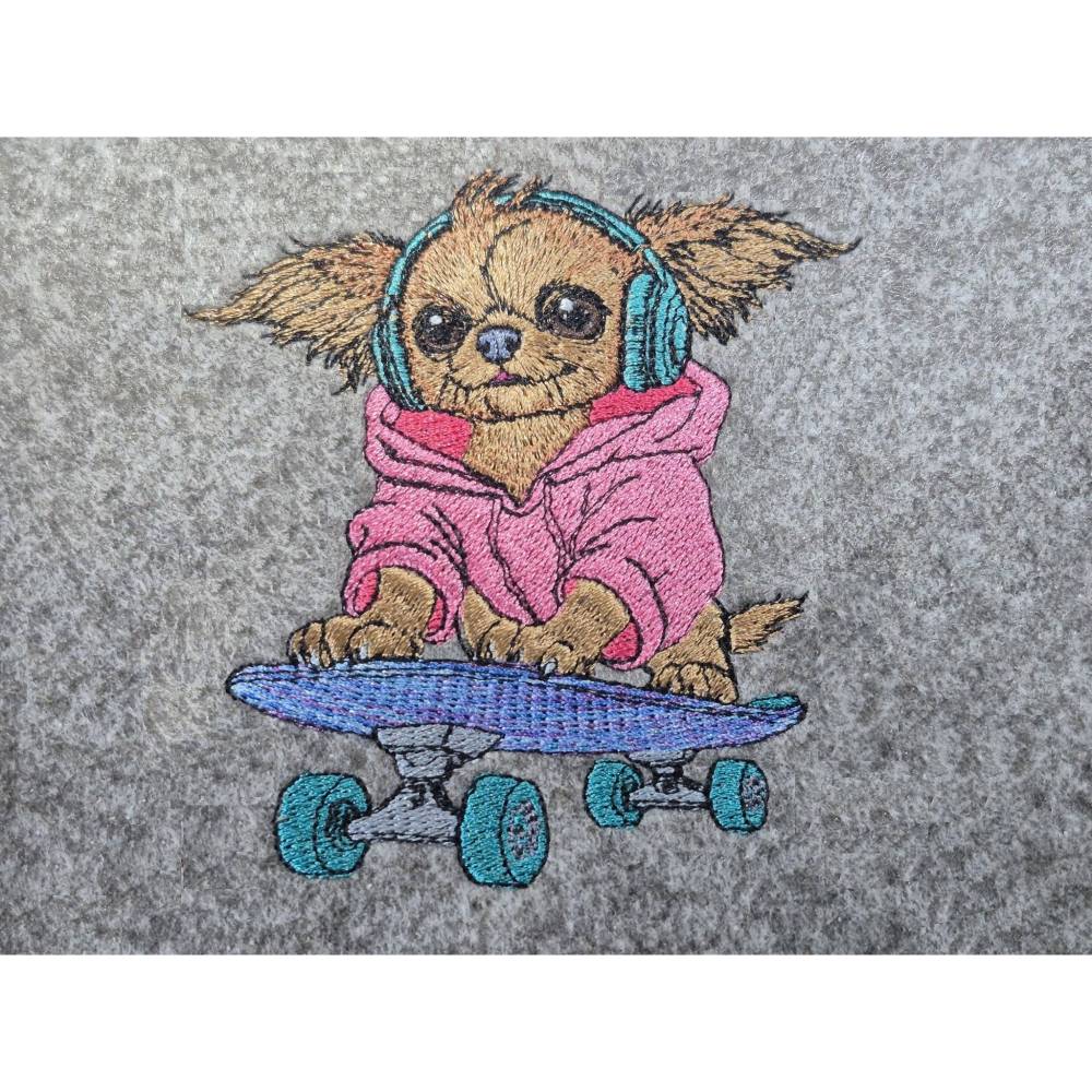 Langhaar Chihuahua Stickdatei 10x10cm – Skater Hund mit Skateboard, Hoodie & Kopfhörer Bild 1