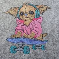 Langhaar Chihuahua Stickdatei 10x10cm – Skater Hund mit Skateboard, Hoodie & Kopfhörer