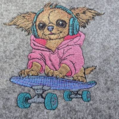 Langhaar Chihuahua Stickdatei 10x10cm – Skater Hund mit Skateboard, Hoodie & Kopfhörer