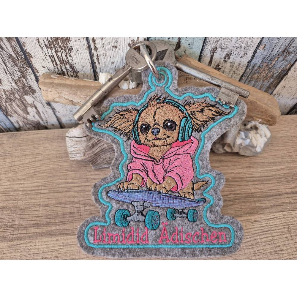 Langhaar Chihuahua Stickdatei 10x10cm – Skater Hund mit Skateboard, Hoodie & Kopfhörer Bild 3