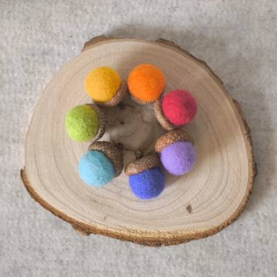 Filz-Eicheln "Regenbogen-Edition" (7 Stk.) bunte Herbstdeko & Streudeko handgemacht aus Schafwolle für Jahreszeitentisch
