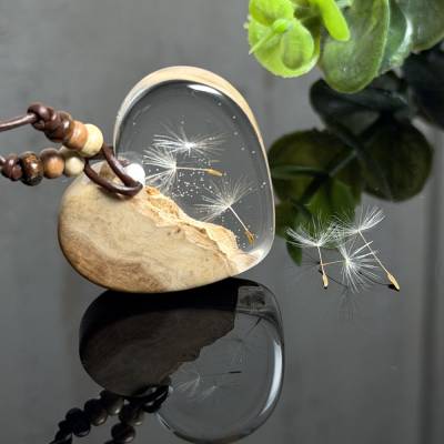 Pusteblumen Herz-Anhänger aus Goldfield-Maserholz und Resin – echte Samen, handgefertigte Halskette