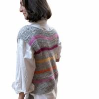 Gehäkelter grauer Damen Pullunder mit bunten Streifen, Slipover aus Mohair-Mix Größe M, ärmelloser Pullover