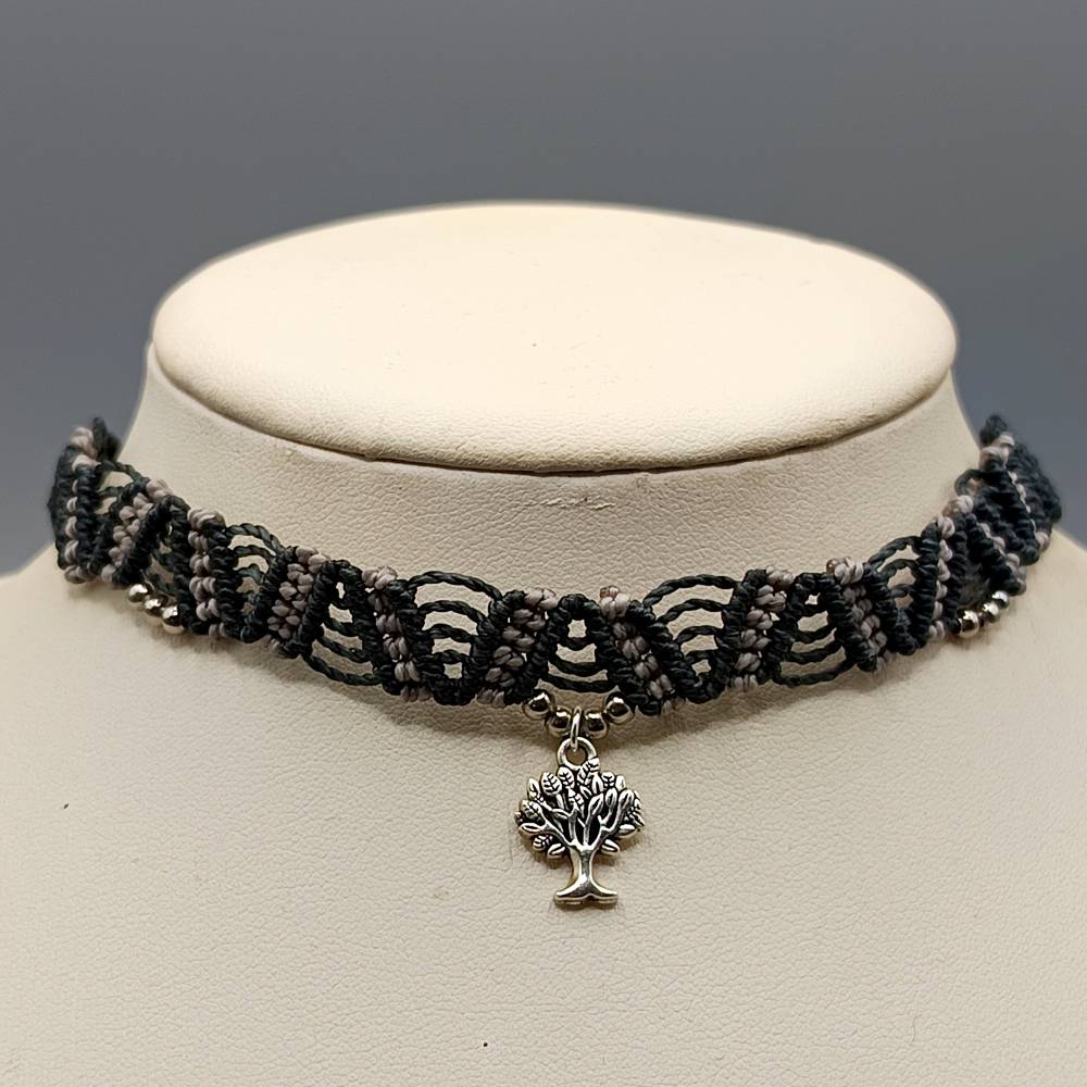 Makramee Choker Halsband in schwarz und grau mit einen silberfarbenen Lebensbaum und kleinen Metallperlen Bild 1