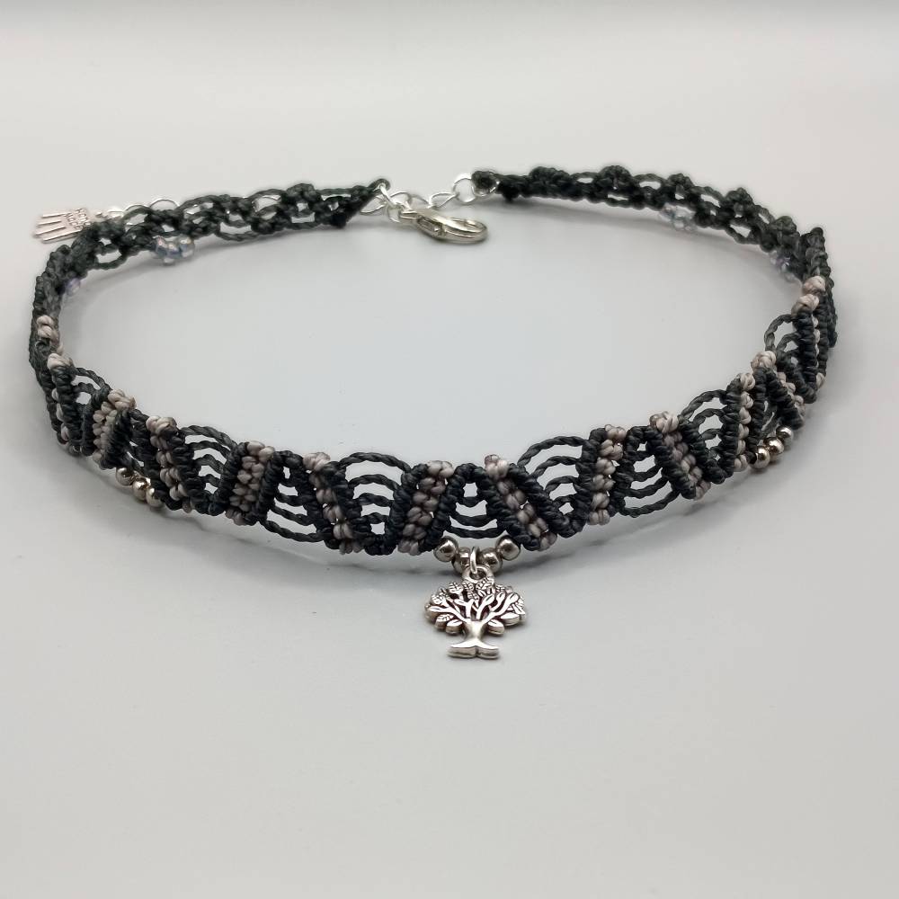 Makramee Choker Halsband in schwarz und grau mit einen silberfarbenen Lebensbaum und kleinen Metallperlen Bild 2