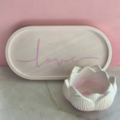 2-teiliges Set aus Dekotablett oval mit Schriftzug „Love“ und Lotusblume aus Raysin in Weiß und zartem Rosa