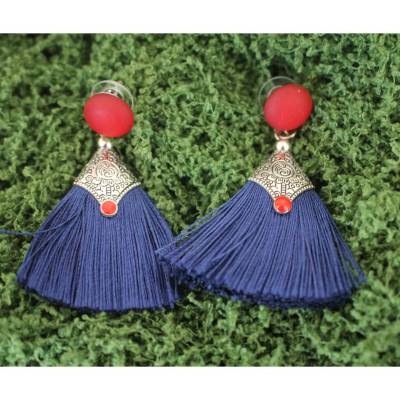 Ohrstecker Dunkelrot & Koboldblau – 12mm Polaris Cabochons mit seidigen Quasten & Emaille-Details – Edelstahl