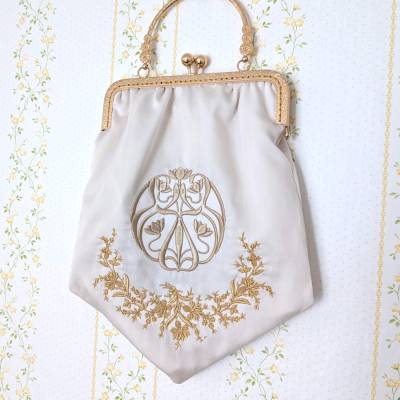 Brauttasche aus edlem Baumwollsatin – Handtasche mit goldener Stickerei & Vintage-Blütenhenkel