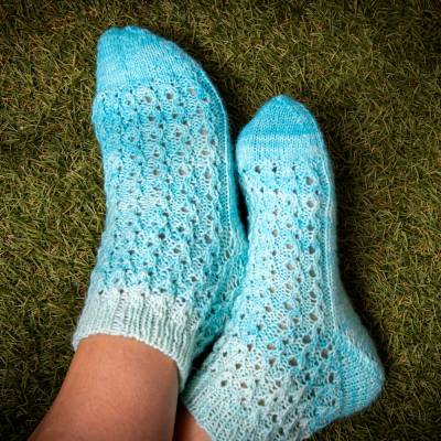 Strickanleitung für Socken mit leichtem Lacemuster - One TwentyThree