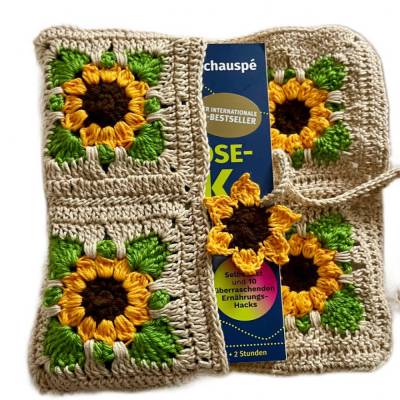 Handgefertigte gehäkelte Buchhülle Sonnenblume – Unikat aus Baumwolle, flexibel für 18–25 cm