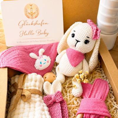 Baby Geschenkbox Hase Mädchen – handgemachtes Set mit Kuscheltier, Schnullerkette, Dreieckstuch & Greifling