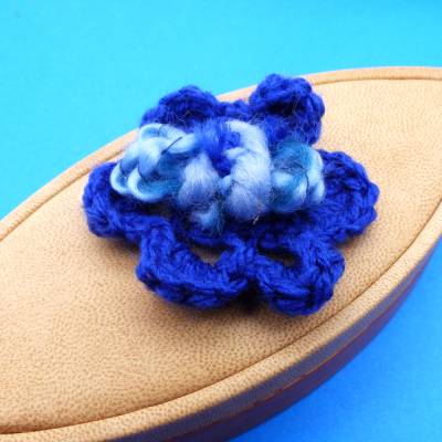 Brosche Häkelblüte, 3D, blau, Häkelblume zum Anstecken, Handarbeit, Anstecknadel