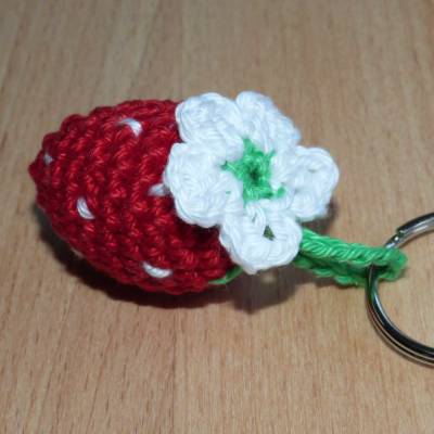Häkelanleitung Schlüsselanhänger Erdbeere mit Blüte, pdf-Datei