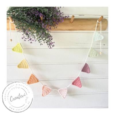 Mini Wimpelkette gehäkelt in Pastellfarben – Kleine Häkelgirlande für Kinderzimmer und Wanddeko