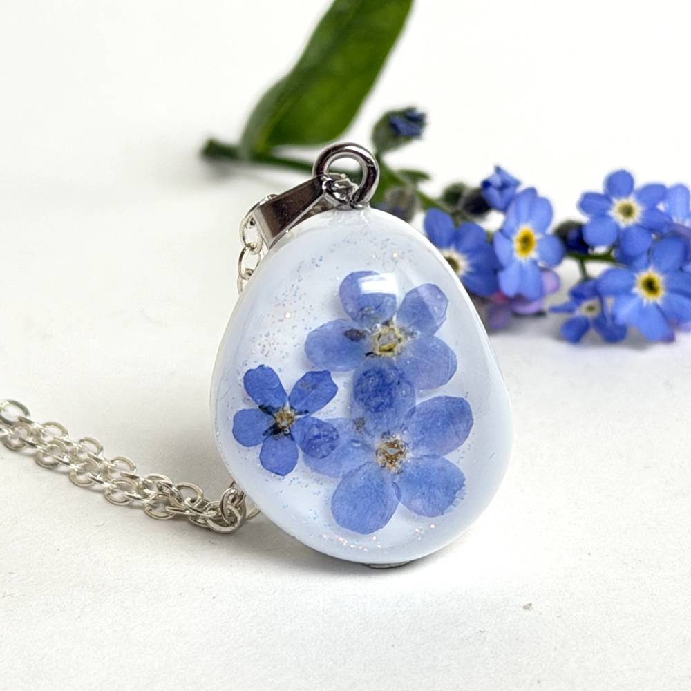 Vergissmeinnicht Kette Resin – Handgefertigter Blütenanhänger mit echten Blüten – Romantischer Naturschmuck Geschenk Bild 1