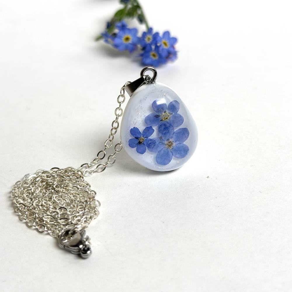 Vergissmeinnicht Kette Resin – Handgefertigter Blütenanhänger mit echten Blüten – Romantischer Naturschmuck Geschenk Bild 4