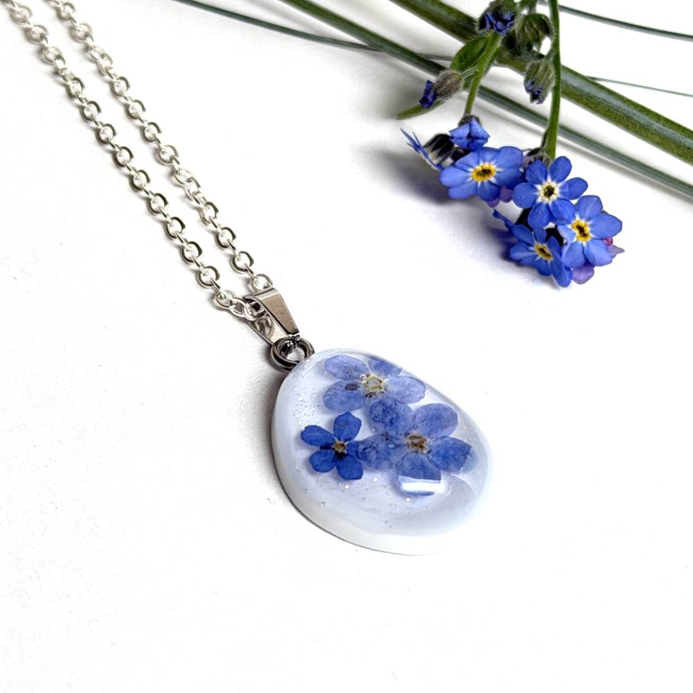 Vergissmeinnicht Kette Resin – Handgefertigter Blütenanhänger mit echten Blüten – Romantischer Naturschmuck Geschenk Bild 5