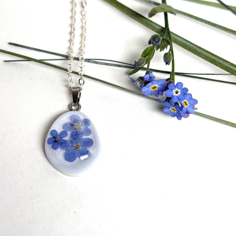 Vergissmeinnicht Kette Resin – Handgefertigter Blütenanhänger mit echten Blüten – Romantischer Naturschmuck Geschenk Bild 8