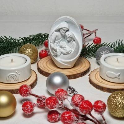 Modernes Weihnachtsdeko Set aus Raysin 200 – 3-teilig mit Holzuntersetzern, Krippenfigur & Teelichthalter handgefertigt