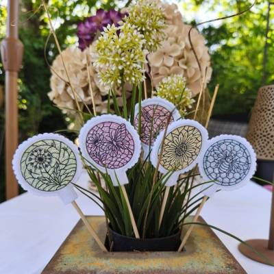 Stickdatei Sommerliebe  Mosaik Stabhalter / Blumenstecker Set 2692/2 Blume, Schmetterling, Biene, Pusteblume Kolibri 