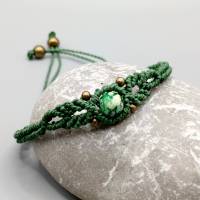 zierliches Makramee Armband in grün mit einer marmorierten Acrylperle und bronzefarbenen Metallperlen