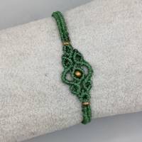 filigranes Makramee Armband in grün mit bronzefarbenen Metallperlen
