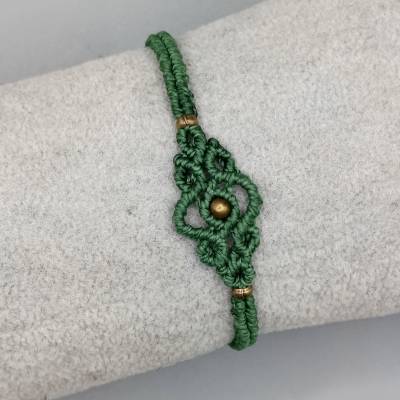 filigranes Makramee Armband in grün mit bronzefarbenen Metallperlen