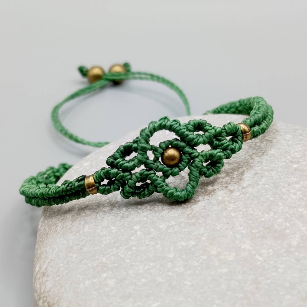 filigranes Makramee Armband in grün mit bronzefarbenen Metallperlen Bild 2