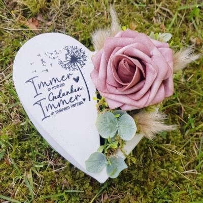 Grabherz aus Beton mit Rosen und Schriftzug Grabschmuck Trauer Grabgesteck Herz