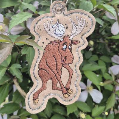 Fußball Elch Stickdatei 10x10cm – Witziges Kopfballmotiv für deine Stickmaschine