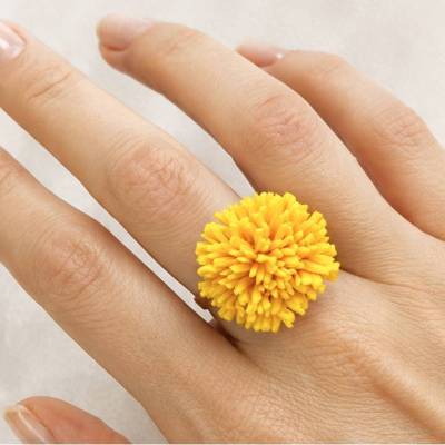 Gelber Löwenzahn Ring, verstellbar, Polymer Clay, handgefertigter botanischer Schmuck, floraler Cocktailring