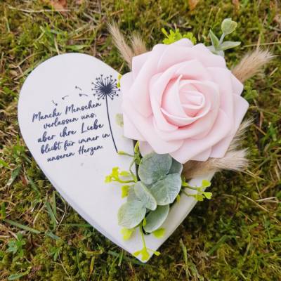 Grabherz aus Beton mit Rosen und Schriftzug Grabschmuck Trauer Grabgesteck Herz