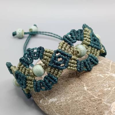 Makramee Armband in petrol und olivgrün mit hellgrünen Keramikperlen