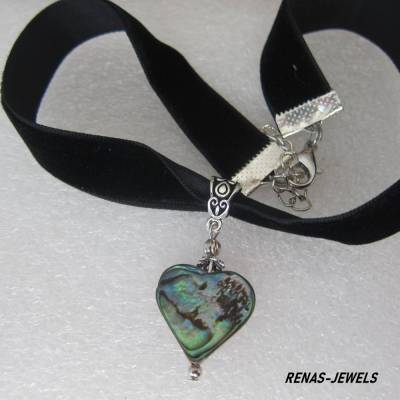 Choker Kette mit Abalone Paua Herz Anhänger in Regenbogenfarbe schwarzes Samtband Kropfband
