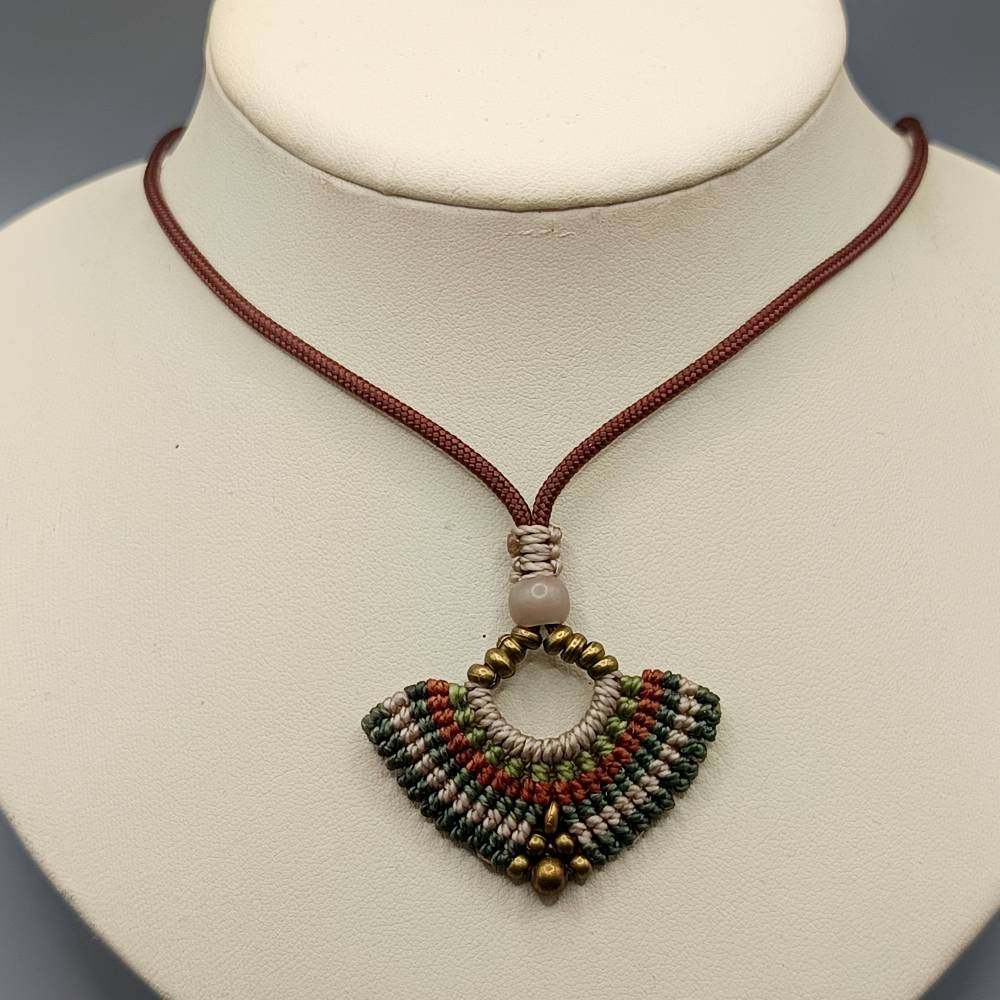 Makramee Kette in grün, terracotta und beige mit bronzefarbenen Metallperlen Bild 1