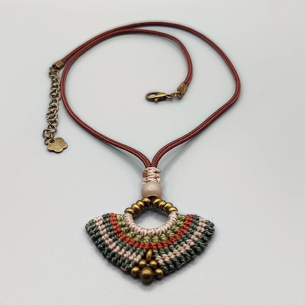 Makramee Kette in grün, terracotta und beige mit bronzefarbenen Metallperlen Bild 3