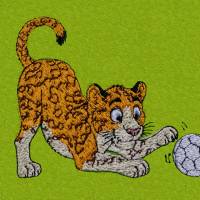 Fußball Jaguar Stickdatei 14x14cm bzw. 15x15cm– Wildes Fußballmotiv für Kinder & Fans