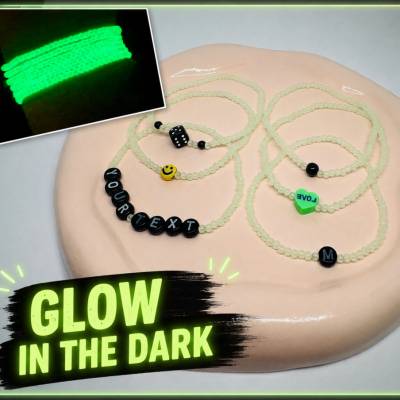 Glow in the Dark Armband personalisiert – Leuchtendes Namensarmband mit Wunschtext, handgemacht in Deutschland